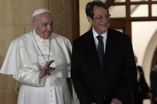 Le président chypriote, qui a accueilli François, a annoncé que le pape allait rentrer avec 50 migrants à Rome.